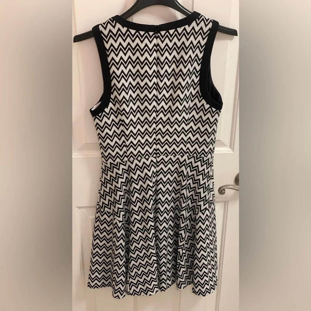Sleeveless Chevron Dress— Trina Turk, Size Medium - Picture 3 of 15